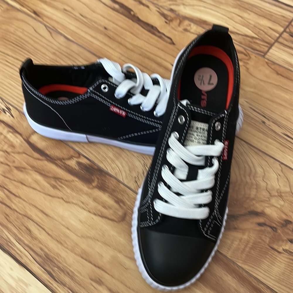 Levi's Women's Black Athletic Low Top Chucks Sneakers NWOT